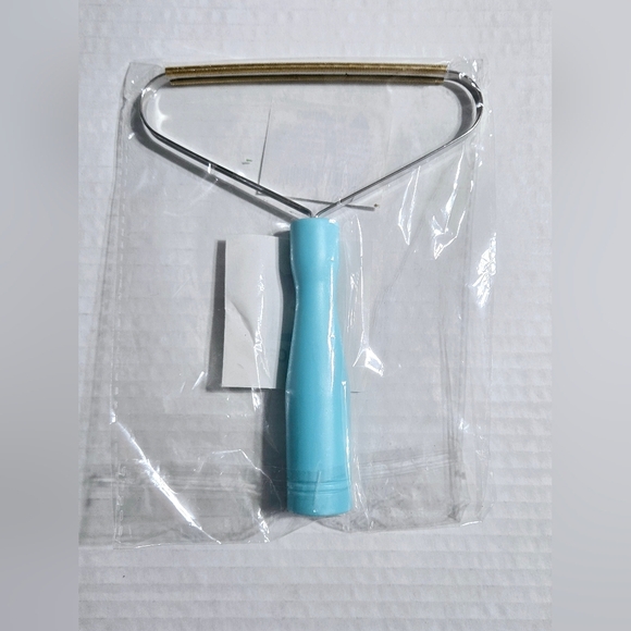 Fluff Off! Pet Hair Remover Ergonomic Handle Design for dogs and cat - Picture 4 of 5